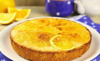 Заливной пирог с апельсинами в духовке готов. Подавайте яркий и ароматный десерт к столу!