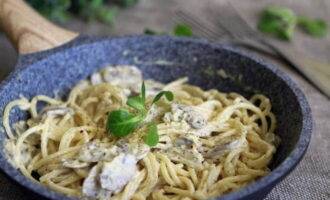 Макароны с грибами в сливочном соусе готовы. Подавайте аппетитное блюдо к столу и угощайтесь!