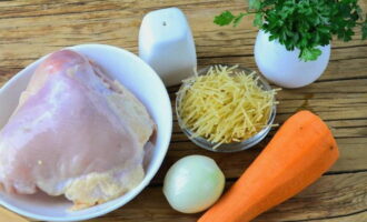 Можно сразу отмерить необходимое количество продуктов для супа, чтобы они были под рукой. Для бульона подойдут любые части куриной тушки.