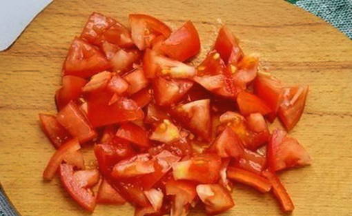 Омлет с помидорами на сковороде