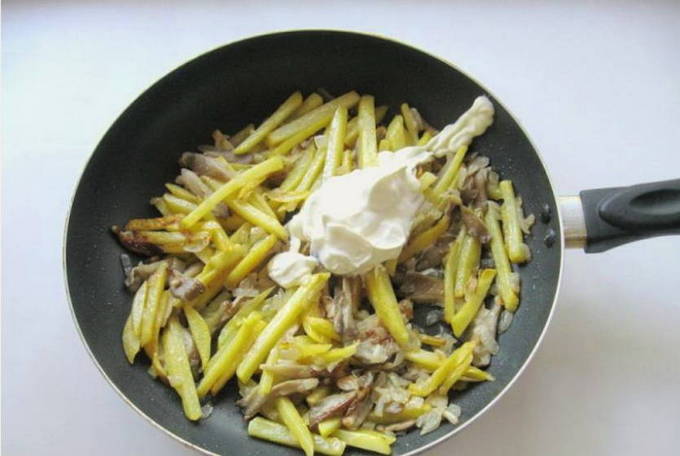 Жареная картошка с вешенками на сковороде
