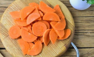 Одну среднюю морковку очистите, и нарежьте полукружками.