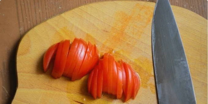 Омлет с помидорами на сковороде