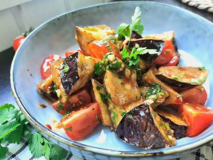 Салат с баклажанами — 10 простых рецептов