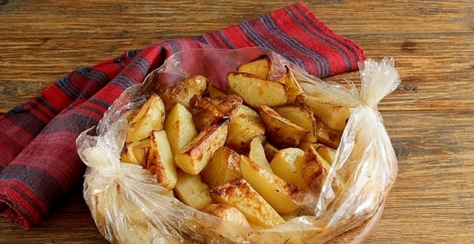 Картошка в рукаве в духовке — 10 вкусных рецептов
