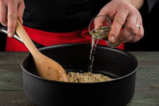 Рис с морепродуктами — 8 рецептов на сковороде