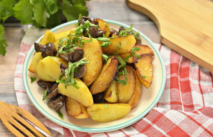 Жареная картошка с шампиньонами на сковороде