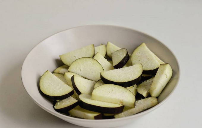 Салат с баклажанами — 10 простых рецептов