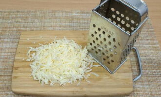 Небольшой кусочек твердого сыра натрите на терке с крупными отверстиями или нарежьте очень мелкими кубиками.