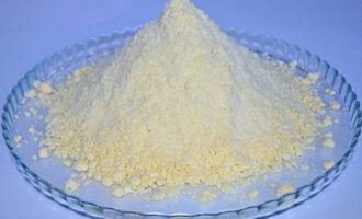 Размягченный маргарин перетираем с сахарным песком. По усмотрению используем сахарную пудру.
