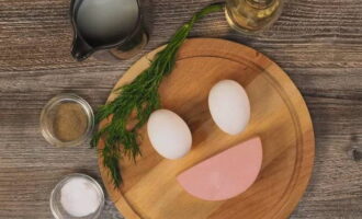 Яйца для омлета желательно заранее достать из холодильника. Сразу подготовить все ингредиенты, согласно рецепту и нужному вам количеству порций.