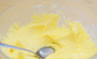 Готовку начинаем с теста: аккуратно разбиваем яйца и отделяем желтки от белков. Желтки выкладываем в пиалу и перетираем вилкой с сахарным песком и сливочным маслом комнатной температуры.