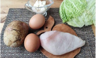 Сразу подготовьте простой набор ингредиентов согласно рецепту и нужному вам количеству порций. Отварите картофель в мундире и яйца вкрутую.