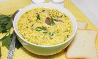 Суп с плавленым сыром, курицей и грибами готов. Подавайте к столу, дополнив зеленью!