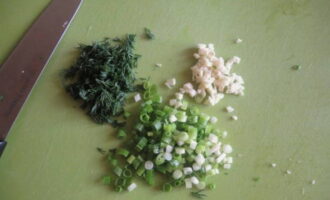 Мелко нарезаем зеленый лук, укроп и чеснок.