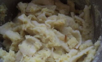 В картофельное пюре добавляем сваренное тесто и хорошо перемешиваем.