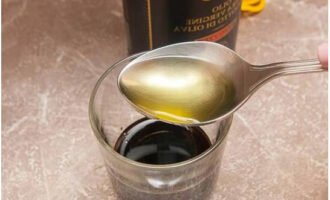 Вливаем в стакан или небольшую миску соевый соус. Дополняем его оливковым маслом.