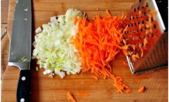Далее нарезаем репчатый лук кубиками и трем морковь на терке. 