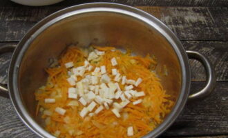 Очищаем морковку, лук и корень сельдерея. Сельдерей и лук рубим кубиками. Морковку измельчаем теркой. В кастрюле распускаем сливочное масло, оно придаст блюду несравненный вкус. Обжариваем овощную нарезку до мягкости.