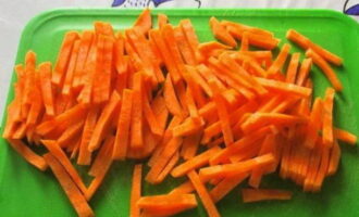 Морковь режем тонкой соломкой.