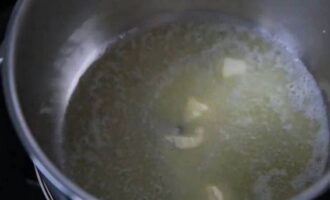 В кастрюле для варки крем-супа растопите на небольшом огне кусочек сливочного масла.
