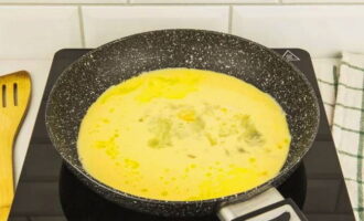 Разогреть чистую сухую сковородку и смазать сливочным маслом. Перелить к нее массу для омлета.