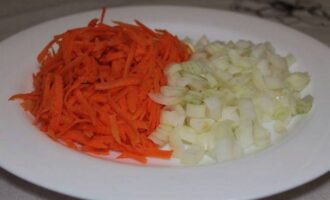 Измельчаем репчатый лук и натираем на крупной терке морковь.