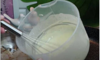 Для кляра в отдельную посуду разбить яйца и венчиком перемешать. Добавить к ним сметану, кукурузную муку и соль с рыбной приправой. Замесить кляр до однородного состояния,  он должен получиться густым. Дать кляру несколько минут для набухания муки.