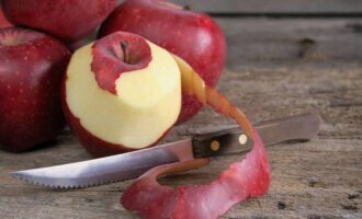 Промываем и обсушиваем яблоки. Очищаем их от кожуры и режем аккуратными дольками.