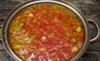Хорошенько промываем помидоры и нарезаем квадратиками. Перекладываем в суп и варим 10 минут.