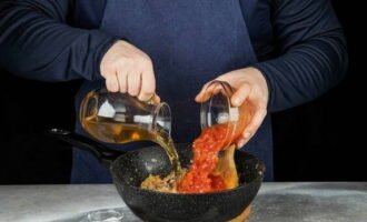 Теперь в соус вводим перетертые томаты, бульон, приправы и соль. Ингредиенты перемешиваем и тушим на медленном пламени полчаса.