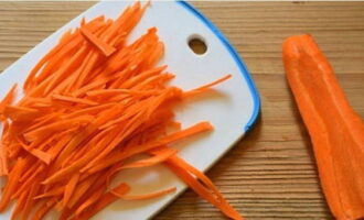 Морковку измельчаем при помощи терки для моркови по-корейски.