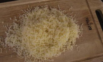 Также натираем твердый сыр. Используем для этого сторону с мелкими зубчиками.