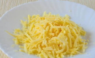 Твердый сыр пропускаем через терку с крупными зубчиками.
