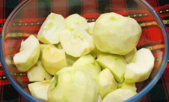 Промытые яблоки очищаем от кожуры, после плоды режем дольками.