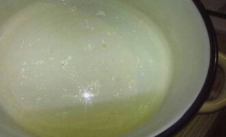 В отдельной миске соединяем растительное масло, уксус, соль и сахар. Нагреваем смесь и выливаем ее в овощи. Тщательно перемешиваем и отправляем мариноваться в холодильник на 8 часов.