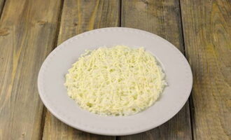 Укладываем салат слоями в круглую тарелку. Первым слоем идут белки. Солим их и промазываем майонезом.