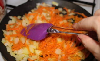 Также на сливочном масле обжариваем лук и морковь до мягкого состояния.