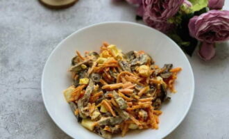 Салат с куриными сердечками и корейской морковью готов. Раскладывайте по сервировочным тарелкам и угощайтесь!
