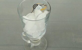 В стакан для подачи выкладываем кубики льда. Заливаем их холодным кофе с густой пенкой.