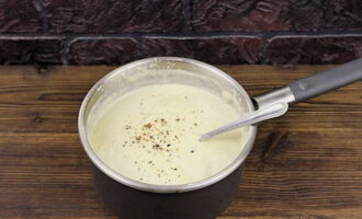 Вливаем сюда картофельный отвар. С его помощью регулируем густоту супа. Перемешиваем и, при необходимости, солим и перчим.