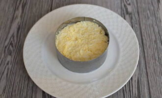 Сваренные яйца очищаем от скорлупы и измельчаем, как сыр. Сдабриваем майонезом и раскладываем по мясу.