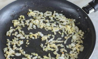 На сковородку, где обжаривались креветки, добавляем оставшееся сливочное масло и измельченный лук. Обжариваем несколько минут.