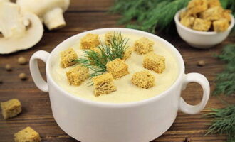 Классический крем-суп из шампиньонов со сливками готов. Подавайте к столу, дополнив сухариками и веточкой ароматной зелени.