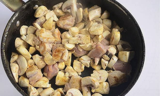 Блюда в горшочках в духовке — 10 вкусных рецептов