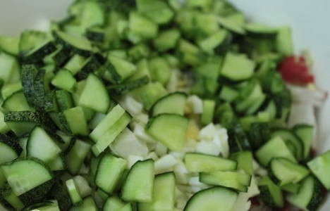 Салат из редиски с яйцом, огурцом и зеленым луком