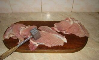 Каждый пласт мяса отбейте кухонным молоточком. Но не делайте слишком тонкие отбивные, чтобы свинина оставалась сочной.