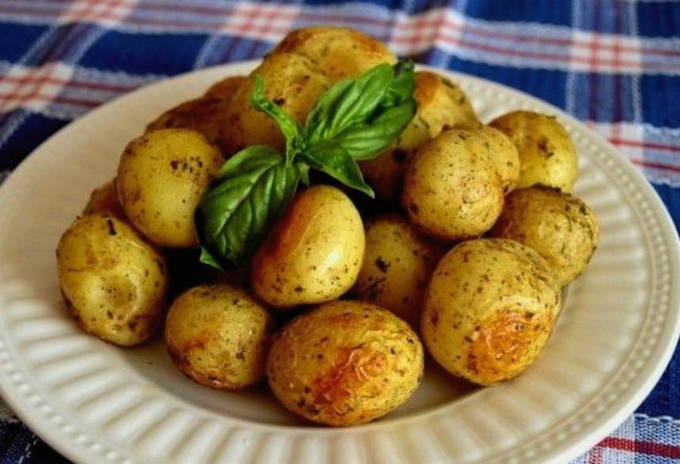 Молодой картофель с травами. Молодая картошка в рукаве. Молодой картофель Печеный с травами. Мини картофель запеченный в травах.