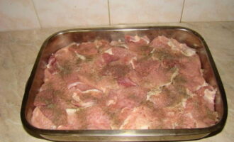Разложите полученные свиные отбивные на слое из лука, посолите и приправьте молотым перцем по вкусу.