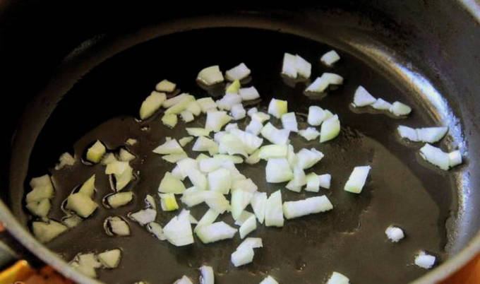 Омлет с колбасой — 8 рецептов на сковороде